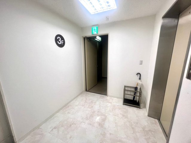 東海保険ガーデンビルの玄関