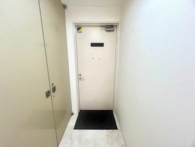 東海保険ガーデンビルの玄関