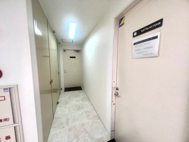 東海保険ガーデンビルの玄関
