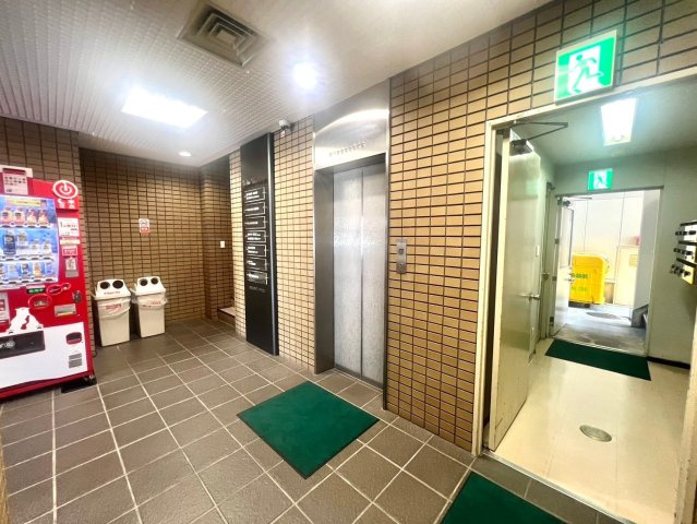 東海保険ガーデンビルのエントランス