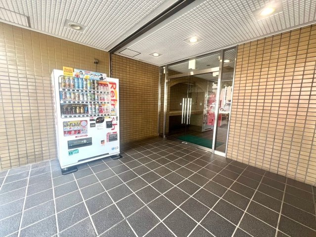 東海保険ガーデンビルのエントランス