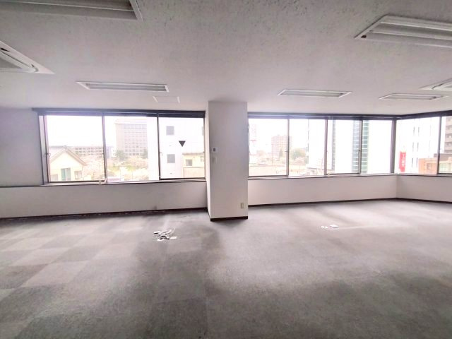 東海保険ガーデンビルの内装