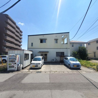 【外観】 | 1階部分はガレージや趣味のスペースへ転用可能。柱で支える鉄骨造りの為、リノベーションしやすい構造です。