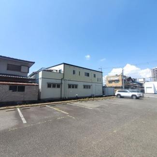 【外観】 | 仕事と生活の場が同じ建物内にあるため、家庭と仕事のバランスを取りやすくなります。また、広いグルっと取り囲む広いバルコニーは家全体の生活空間を広げることができます。