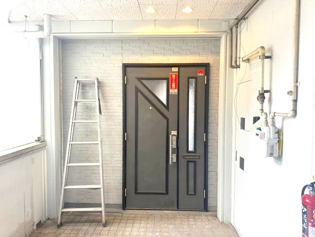 勝田ビルのエントランス