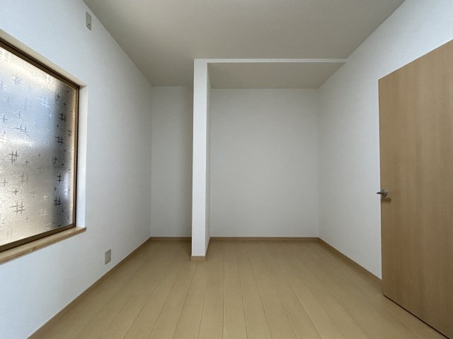 高知市加賀野井2丁目　中古戸建ての洋室