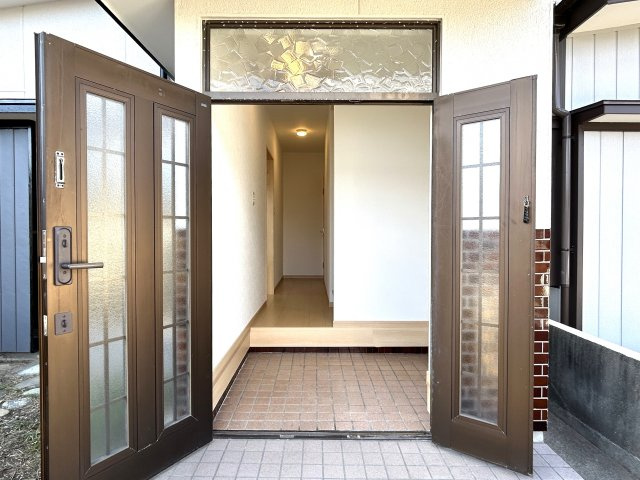 高知市加賀野井2丁目　中古戸建ての玄関