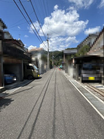 高知市加賀野井2丁目　中古戸建ての前面道路含む現地写真