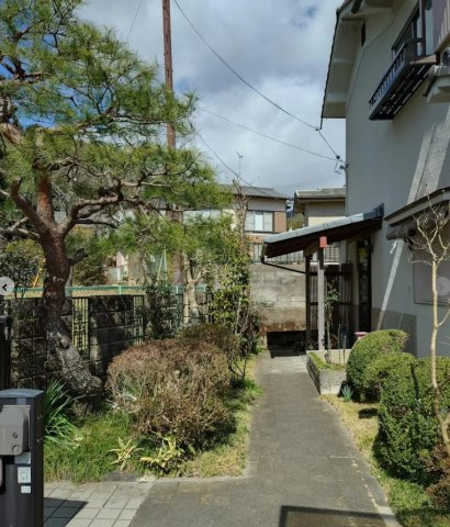 安朱奥ノ田の前面道路含む現地写真|JR「山科」駅まで徒歩１１分！
広いお庭で季節の移ろいを感じられます♪