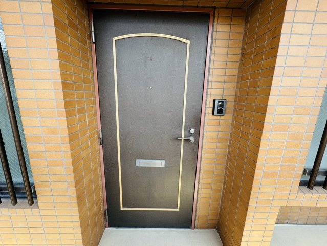 朝日プラザ奈良紀寺の玄関