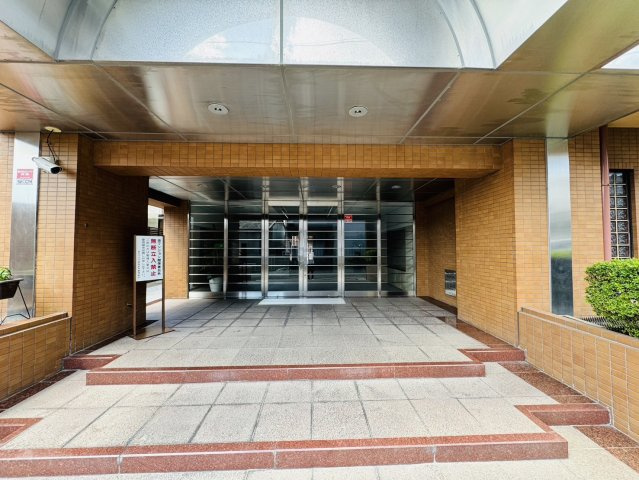 朝日プラザ奈良紀寺のエントランス
