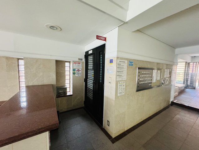 朝日プラザ奈良紀寺のエントランス