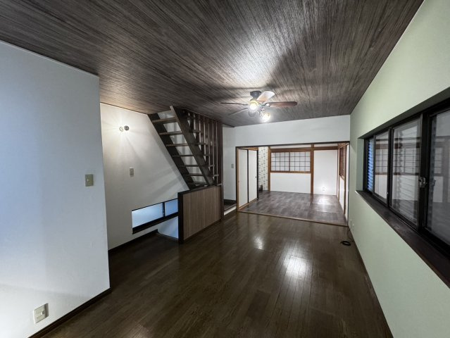 プレミア紀寺2号戸建ての居間・リビング