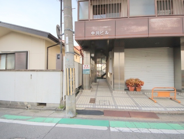 中川ビルのエントランス