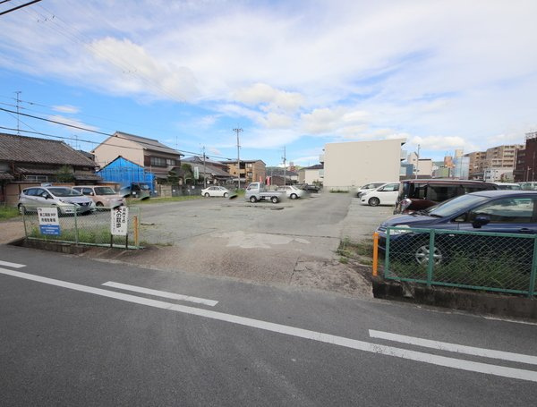 トータスビルの駐車場