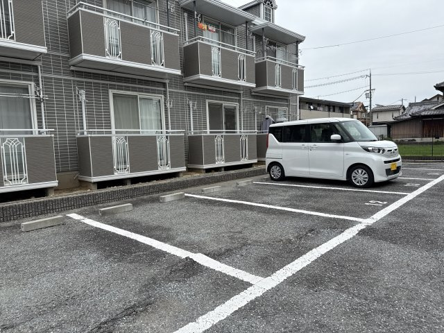 サンライフ・アイ E棟の駐車場