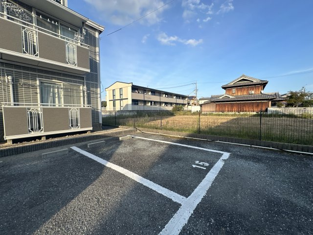 サンライフ・アイ E棟の駐車場