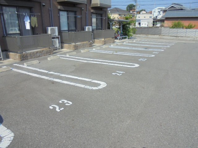 ヴィラージュ大開 D棟の駐車場