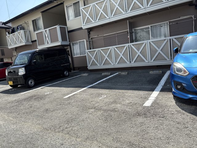 コンフォート社 A棟の駐車場