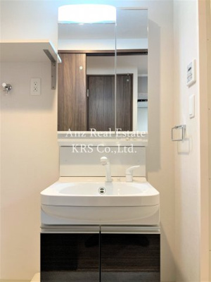 【洗面所】 | CAVANA本町 | オシャレな洗面台です♪その横に洗濯機置き場があります！