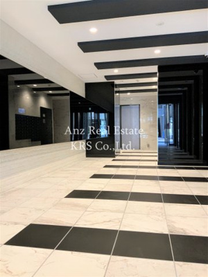 【ロビー】 | CAVANA本町 | 白と黒を基調としたモダンなロビーです♪