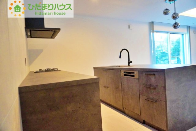 日立市十王町友部　中古戸建の居間・リビング|リビングを見渡せるキッチンはお子様を見ながらでも料理が出来て安心ですね☆