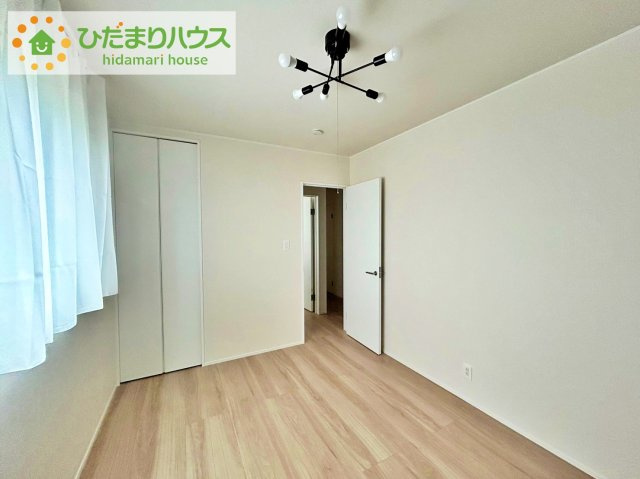 日立市十王町友部　中古戸建の洋室|気品のある柄のアクセントクロス♪寝室をおしゃれに演出してくれます(*^^*)