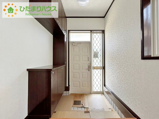 日立市かみあい町2丁目　中古戸建の玄関|スニーカーマニアも納得の天井まであるシューズボックス!(^^)!