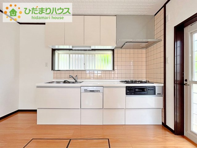日立市かみあい町2丁目　中古戸建のキッチン|キッチンに勝手口があり、家事動線が良い間取りです！