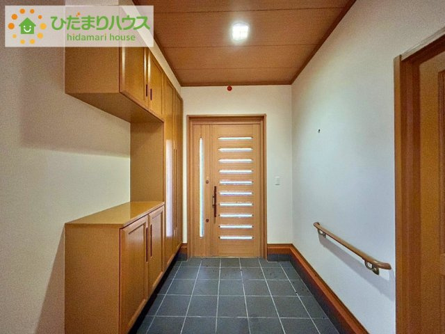 常陸太田市大中町　中古戸建の玄関|広々空間の玄関、せわしない朝もゆったりお履物を履くことが出来ますね！
また、スニーカーマニアも納得の天井まであるシューズボックス!(^^)!
