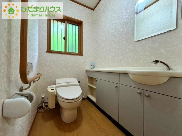常陸太田市大中町　中古戸建のトイレ|トイレには専用の手洗いカウンター(^^♪
小窓が付いているので、トイレも明るい空間になっております♪