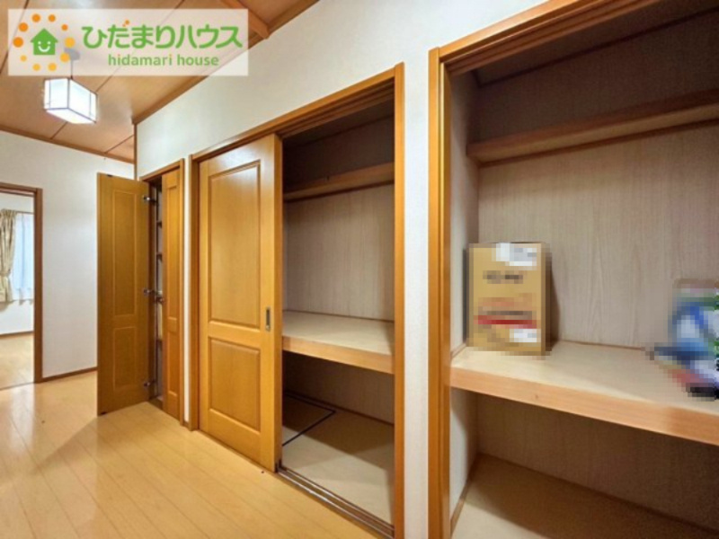 常陸太田市大中町　中古戸建の収納|廊下には大きな収納が2つとちょっとしたものにちょうどいい収納が1つ
収納力も豊富です！
