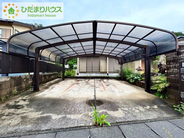常陸太田市大中町　中古戸建の駐車場|カーポート付き並列2台駐車可能！