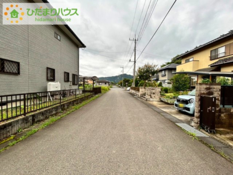 常陸太田市大中町　中古戸建の前面道路含む現地写真|閑静な住宅街です。
幅員6ｍあるので駐車もラクラク！♪