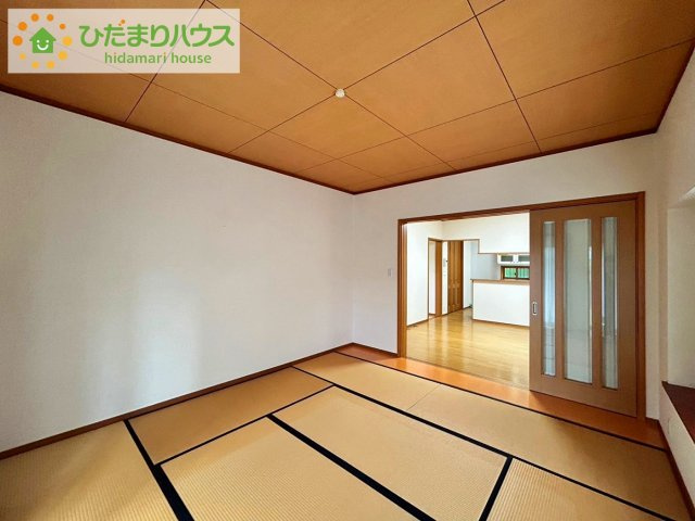 常陸太田市大中町　中古戸建の居間・リビング|ダイニングに通じる続き間仕様で茶の間も8帖
計16帖！広々用途に合わせて使用することが出来ますね！(^▽^)/