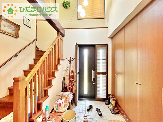 日立市西成沢町3丁目　中古戸建の玄関|毎日「行ってきます」「ただいま」をいう玄関は小窓付で、明るく光が差し込みます。