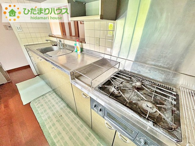 日立市西成沢町3丁目　中古戸建のキッチン|3口コンロと収納豊富なキッチンで、ママの毎日のお料理もはかどります☆