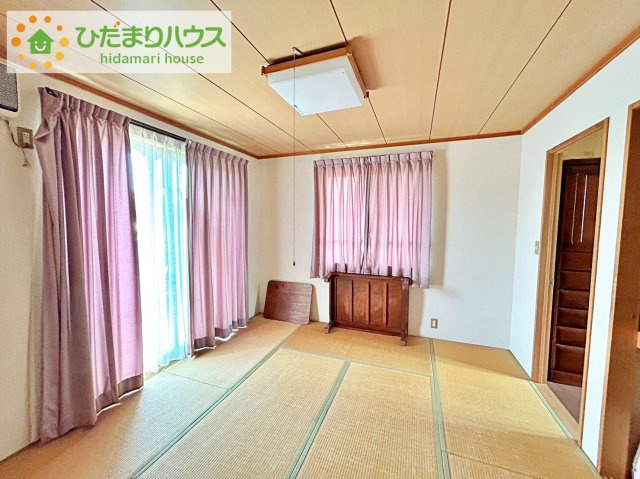 日立市西成沢町3丁目　中古戸建の寝室|バルコニーに面していて、たっぷり光りの入る明るい主寝室です！