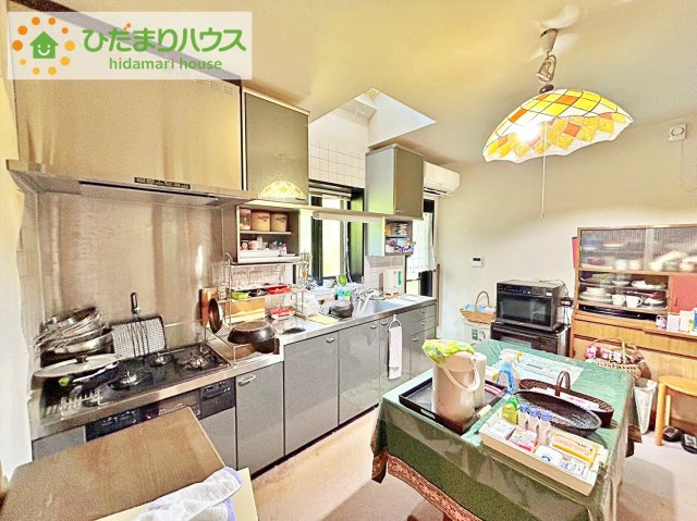 日立市西成沢町3丁目　中古戸建のキッチン|3口コンロと収納豊富なキッチンで、ママの毎日のお料理もはかどります☆