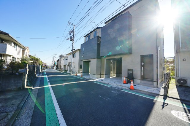 【横浜市保土ケ谷区新桜ケ丘2丁目24-5全2棟新築戸建て】★仲介手数料無料★（藤塚小学校・橘中学校）の前面道路含む現地写真