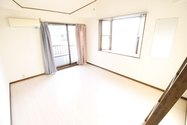 小林ハイツ の居間・リビング