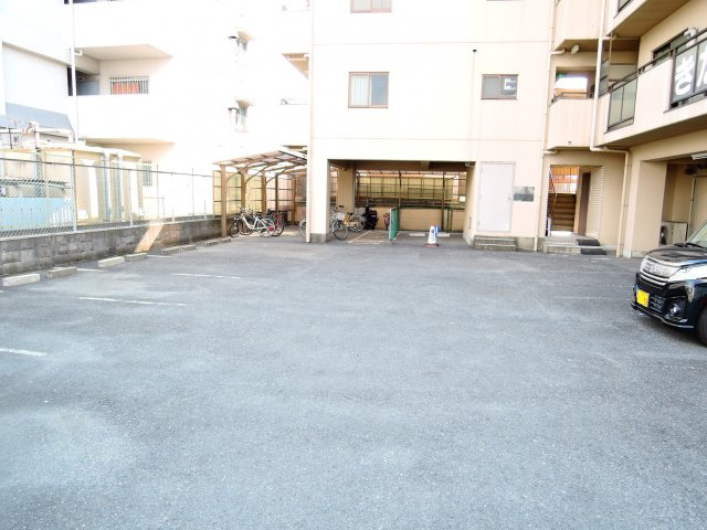 735柳ビルの駐車場