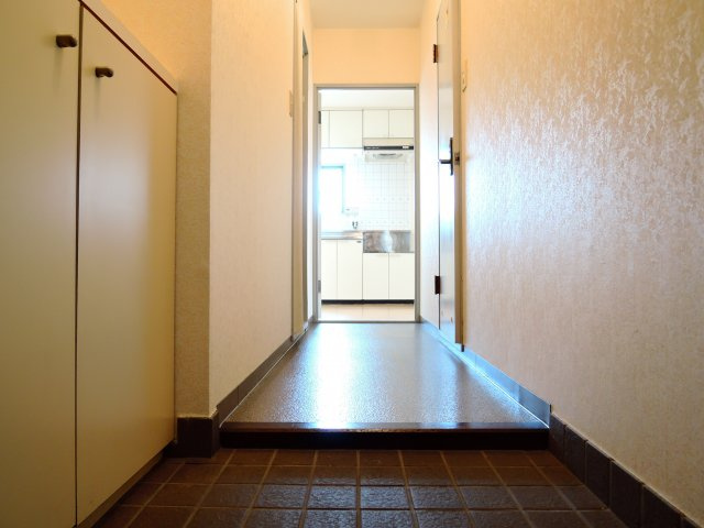 735柳ビルの玄関