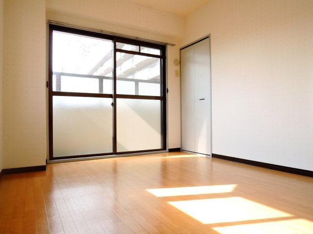 735柳ビルの寝室