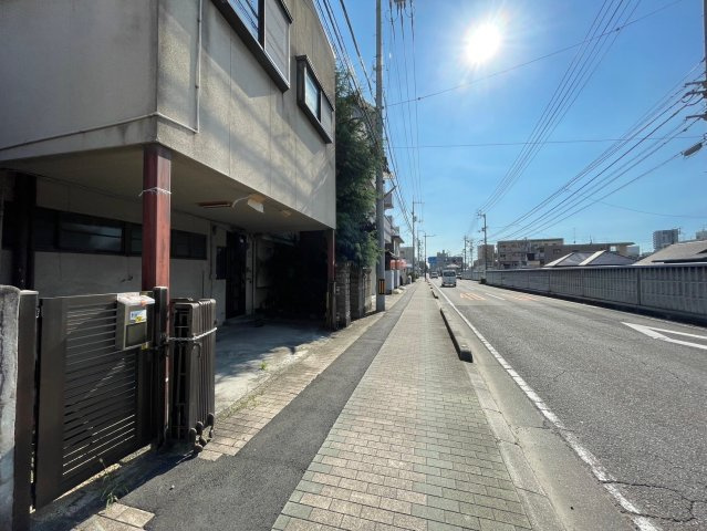 新立町売土地の前面道路含む現地写真