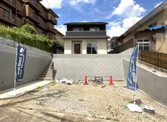【駐車場】 | 南側道路（幅員約6ｍ）に面した駐車場は、３台分のスペースがあります。お仕事用の車など駐車スペースが必要な方には助かります。