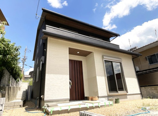 【外観】 | 敷地が広いのでお隣との距離も余裕があります。駐車場、お庭など広くご家族でBBQやお子様のプールなどが楽しめます。