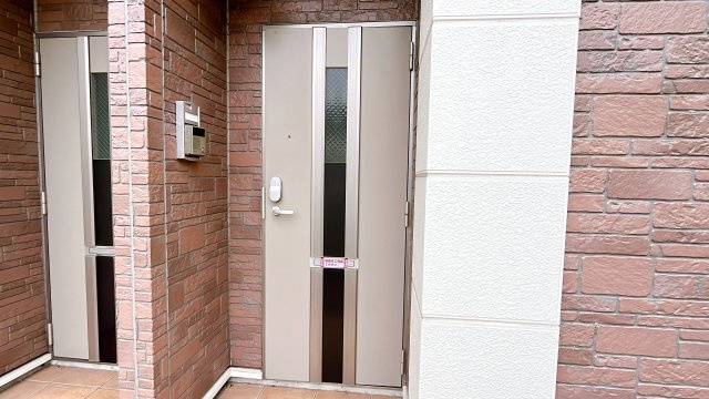 メゾンアンソレイエSの玄関