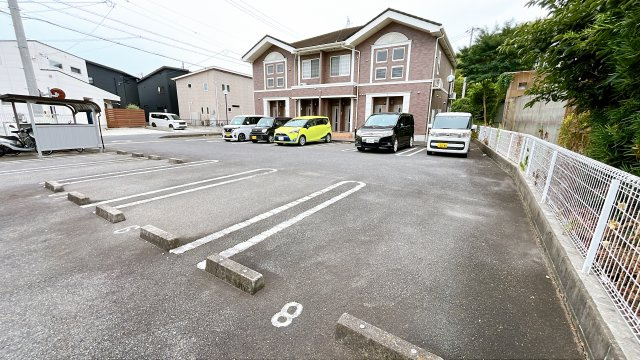 メゾンアンソレイエSの駐車場