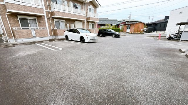 メゾンアンソレイエSの駐車場